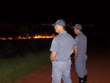 Fogo destruiu uma área de pastagem em Arandu ontem a noite.
