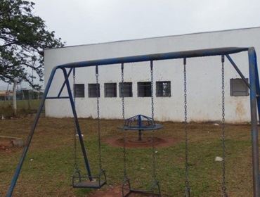 UM  PATRIMÔNIO DO MUNICÍPIO ABANDONADO