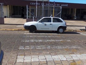 EM CIMA DA FAIXA DE PEDESTRE.