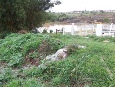 MAIS UMA VEZ O CÓRREGO QUE MANDA ÁGUA PARA A CIDADE RECEBE ESGOTO IN NATURA 