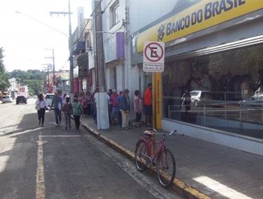 Ontem foi mais um dia agitado nas agências Bancárias de Avaré.  
