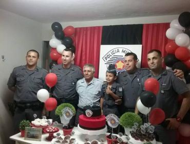 Menino de 6 anos ganha uniforme da Polícia Militar de aniversário
