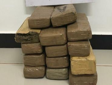 Passageiro de ônibus é preso ao ser flagrado com tijolos de maconha escondidos em bagagem