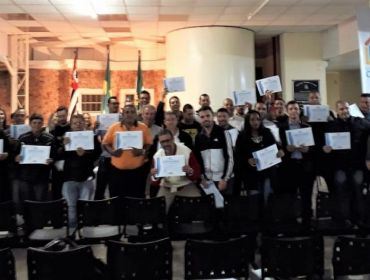 Participantes do curso de soldagem recebem certificado