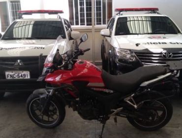 POLÍCIA CIVIL INDICIA DUPLA QUE FURTOU MOTOCICLETA E EXTORQUIU VÍTIMA EM ARANDU