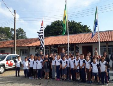 Escolinha da Polícia Militar do 53º Batalhão de Avaré recebe alunos da Salim Curiati