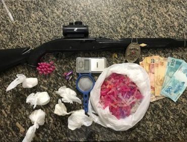 Trio é preso após polícia apreender drogas e carabina com mira telescópica em Itararé