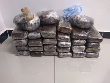 Passageiro de ônibus é preso com tijolos de maconha na Castello Branco