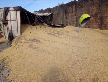 Caminhão carregado com soja tomba na área central de Avaré