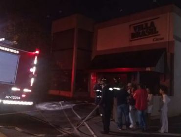 COMÉRCIO PEGA FOGO E BOMBEIROS CONSEGUEM CONTROLAR CHAMAS NO CENTRO DE AVARÉ