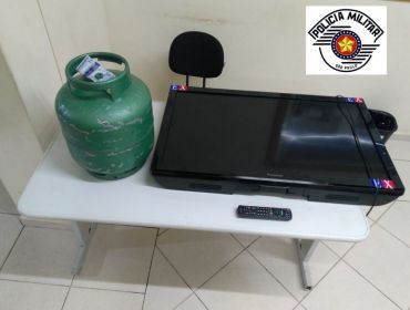 Ladrões de residência são flagrados carregando botijão de gás e TV