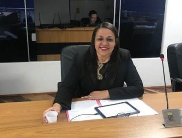 “PINTURA DE POSTES E GASTO COM FESTA PODERIAM REFORMAR CRECHE EM AVARÉ”, DIZ VEREADORA