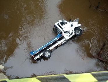 Caminhão arranca defensa metálica de ponte e cai no rio em Avaré