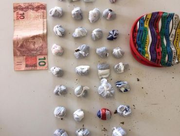Homem é preso por tráfico de drogas após polícia encontrar porções de maconha em mochila