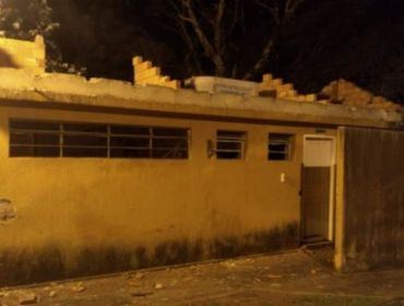 Banheiro público do Largo Santa Cruz está sendo demolido