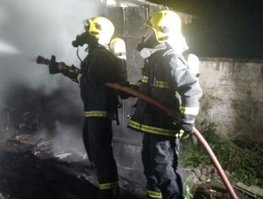 Casa pega fogo durante a madrugada na área central de Arandu