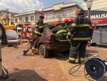 Bombeiros fazem simulação de resgate no Centro de Avaré