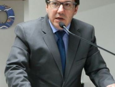 VEREADOR TECE CRÍTICAS SOBRE OBRAS PARADAS NA CIDADE