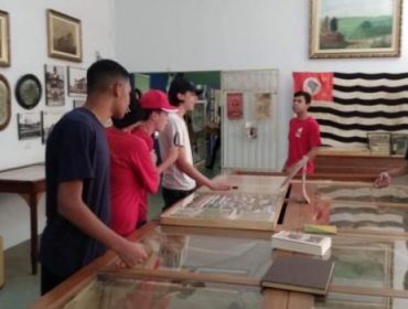 ALUNOS DE ESCOLA ESTADUAL VISITAM MOSTRA SOBRE REVOLUÇÃO DE 32