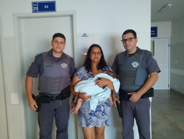 Equipe da Polícia Militar ajuda criança que estava engasgada em Avaré