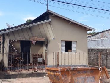 Casa de mãe e filho idosos pega fogo em Avaré