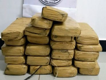 Homem é preso ao ser flagrado com tijolos de maconha em ônibus