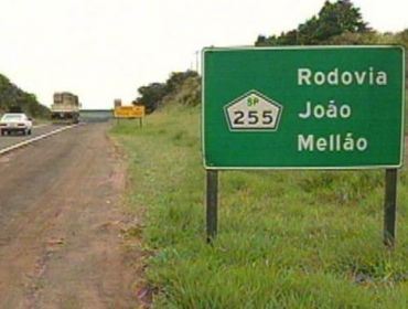 Idoso sai ileso após capotar carro em rodovia de Avaré