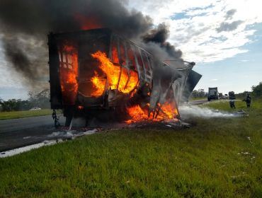 Carreta fica destruída após pegar fogo na Rodovia Castello Branco