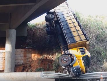 Caminhão bate em defensa metálica e cai de viaduto em rodovia de Piraju