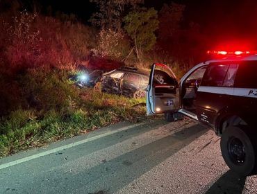 Homem morre ao ser arremessado de carro de luxo em capotamento em rodovia do interior de SP