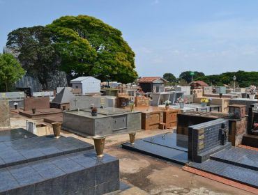 Cemitério de Avaré abre para visitação pública no Finados