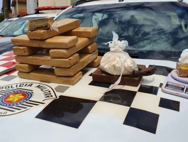 Dupla é presa após PM encontrar cocaína e tabletes de maconha dentro de barris enterrados em Avaré