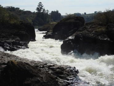 Comportas abertas de represa deixam homens ilhados em pedras no rio Paranapanema