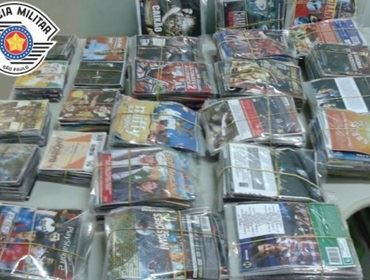 POLÍCIA MILITAR APREENDE CDS E DVDS PIRATAS