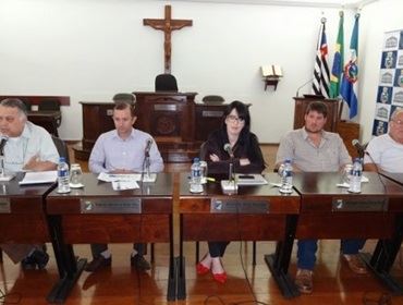 PRES. BRUNA SILVESTRE REUNE SE COM A IMPRENSA PARA FALAR DO NOVO PRÉDIO DA CÃMARA