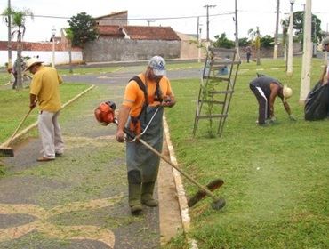 Limpeza de praças e jardins prossegue pela cidade