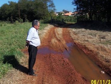 Esgoto da Sabesp escorreu para dentro do açude ocasionando a morte de dez vacas.