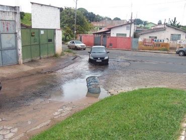 Moradores da Av. João Vitor de Maria estão aguardando providencias da Sabesp a mais de quinze dias.