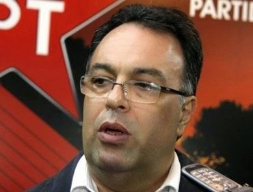 Deputado André Vargas avisa ao PT que vai renunciar