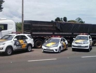 Caminhoneiro é flagrado com tijolos de pasta base de cocaína em Avaré