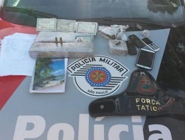 POLÍCIA MILITAR PRENDE DUAS PESSOAS PELO CRIME DE TRÁFICO DE DROGAS NA CIDADE DE AVARÉ/SP