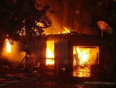 Incêndio deixa moradia totalmente destruída na madrugada em Avaré