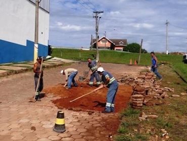 Equipe de calceteiros realiza reparos na Rua Mato Grosso