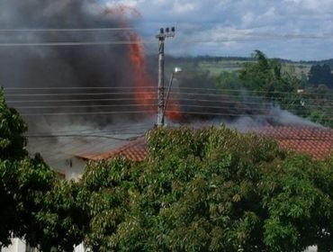  Incêndio destruiu uma residência em Cerqueira Cesar ontem.