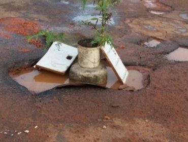 Moradores sofrem com os buracos de Poio