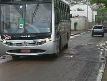 'Desvia de um e cai em dois', ironiza morador sobre buracos em Avaré