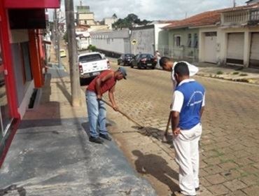 Prefeitura faz limpeza nas vias públicas e sarjetas