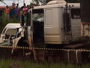 Motorista morre após veículo ser 'engolido' por carreta durante batida