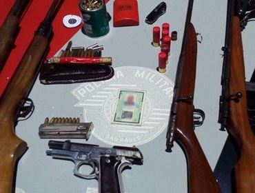 Homem é preso com armas e munições em rodovia de Itaí