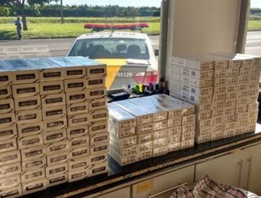 Passageira de ônibus é presa com cigarros contrabandeados na Castello Branco